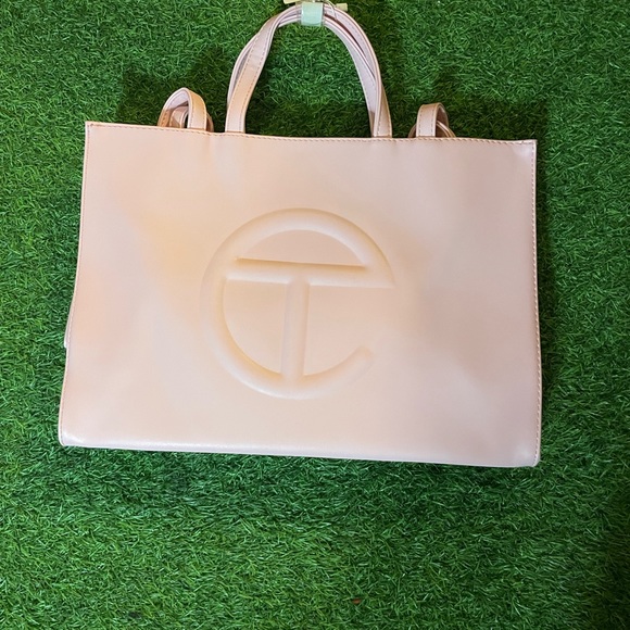 The iconic Unisex Shopping Bag is an Everyday bag for Everyone - Picture 2 of 5